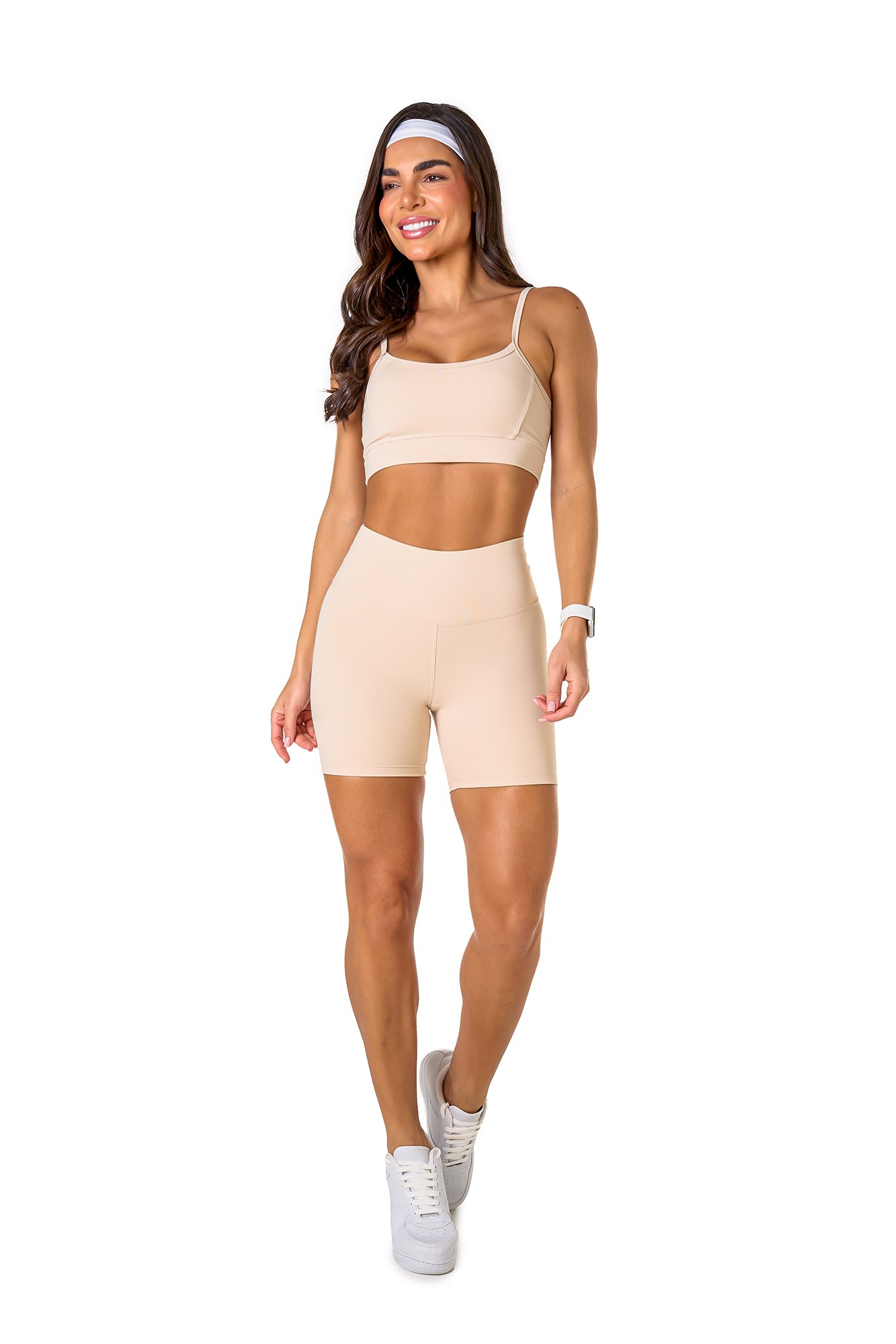 Conjunto bermuda básica off white em poliamida, projetado para conforto e mobilidade, ideal para treinos com estilo e praticidade.