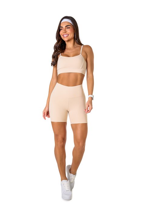 Conjunto bermuda básica off white em poliamida, projetado para conforto e mobilidade, ideal para treinos com estilo e praticidade.