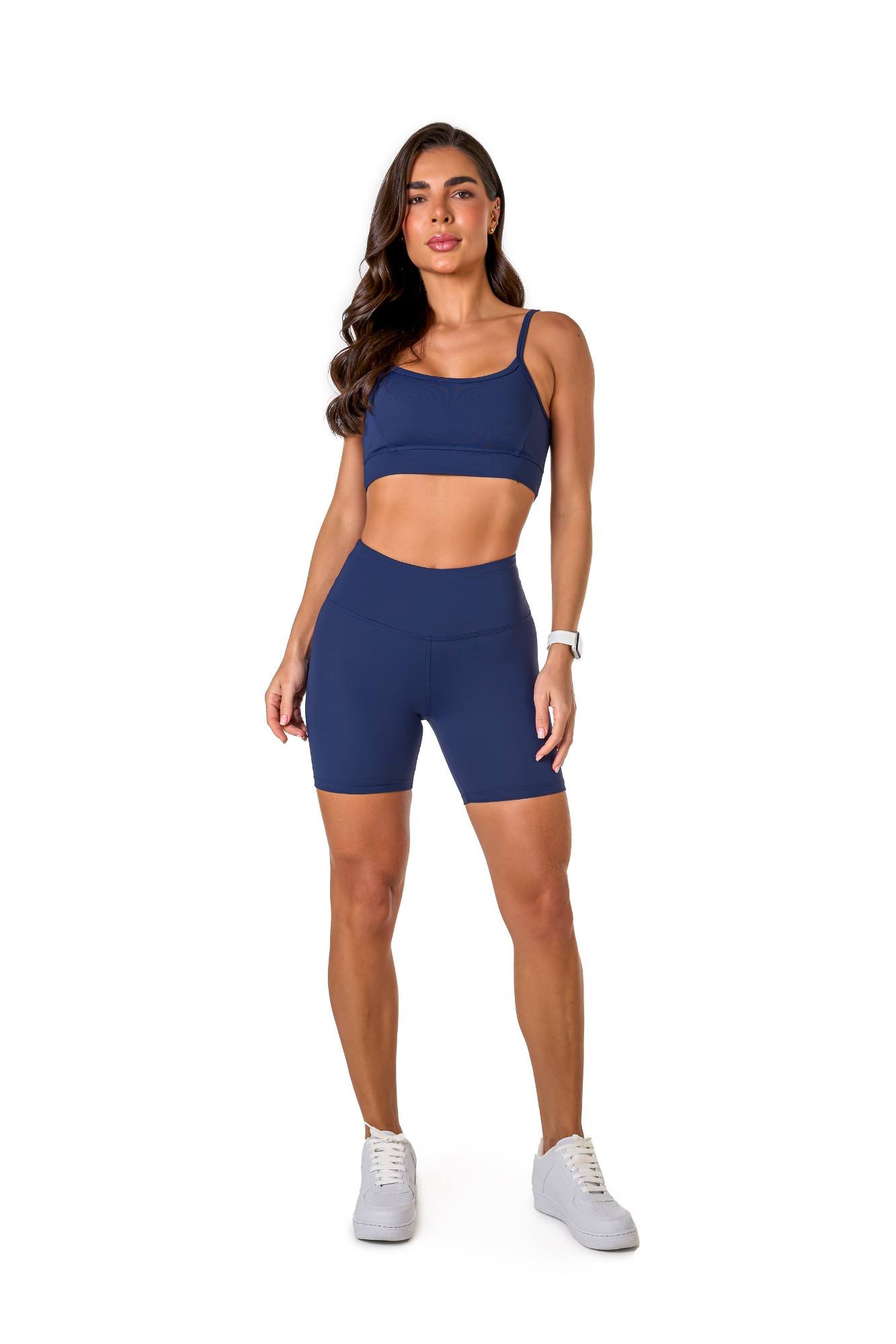 Conjunto bermuda básica azul marinho em poliamida, projetado para conforto e mobilidade, ideal para treinos com estilo e praticidade.
