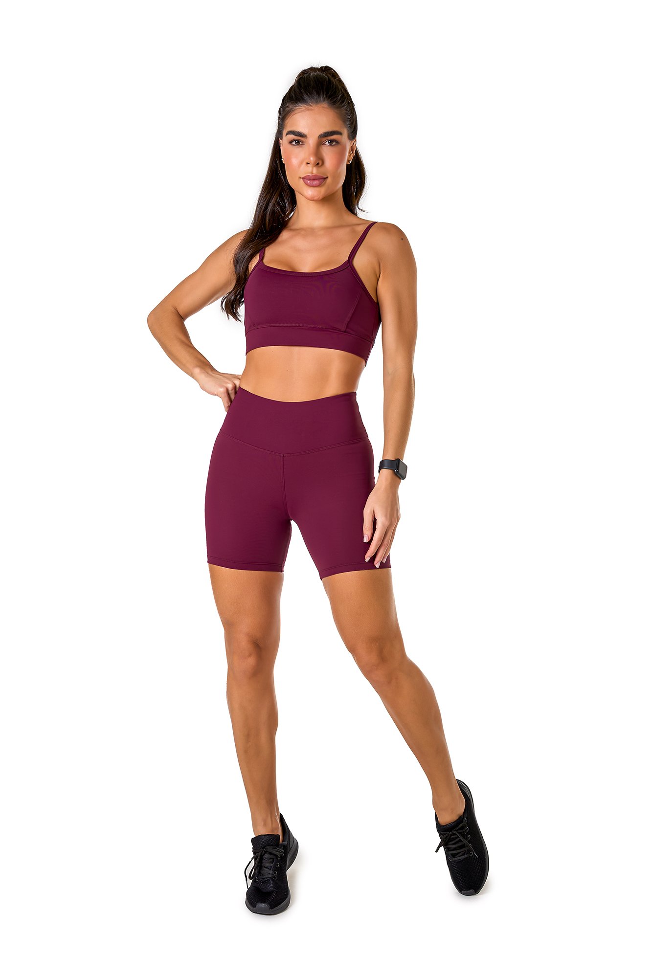 Conjunto bermuda básica roxo em poliamida, projetado para conforto e mobilidade, ideal para treinos com estilo e praticidade.