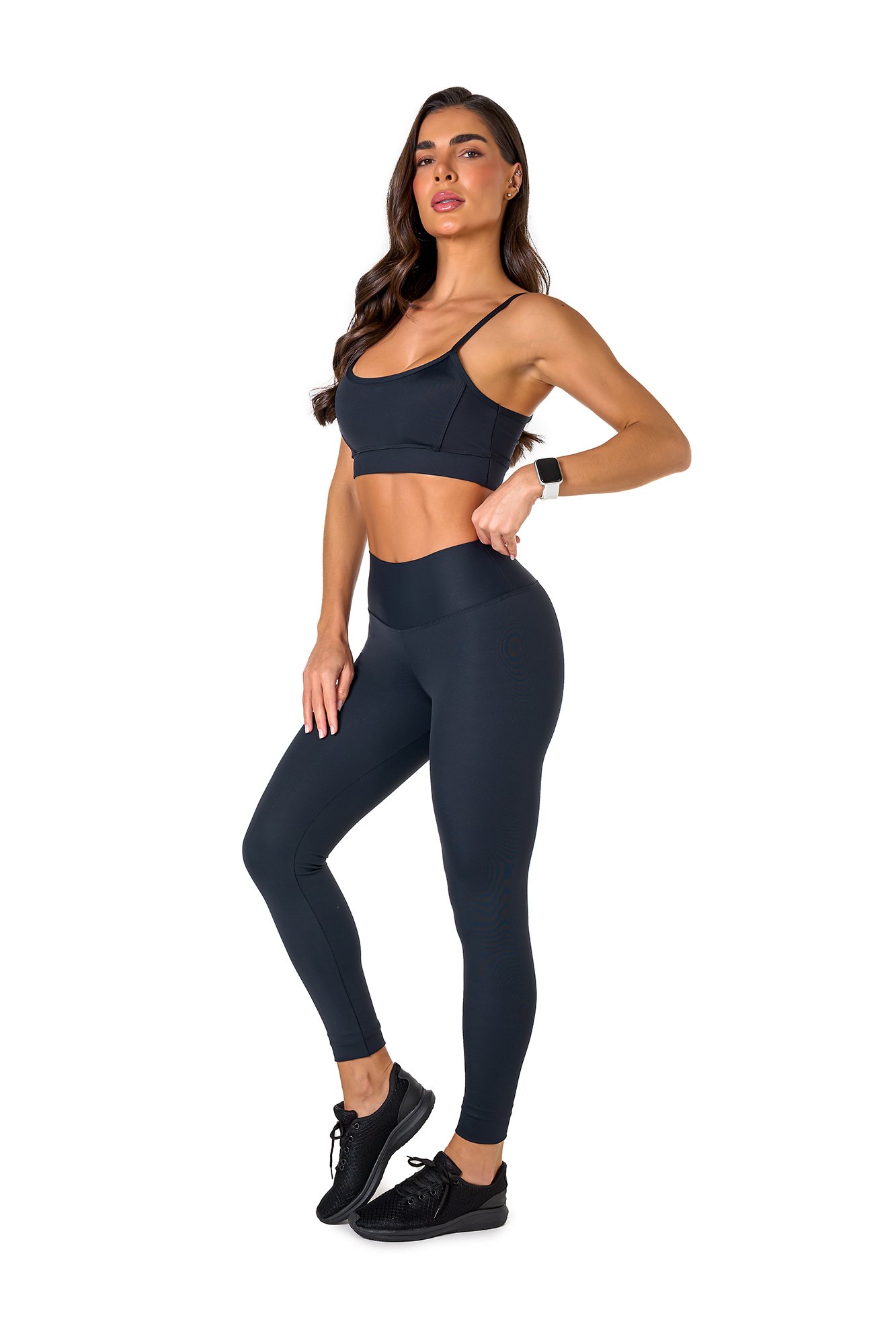 Conjunto básico preto em poliamida, projetado para conforto e mobilidade, ideal para treinos com estilo e praticidade.