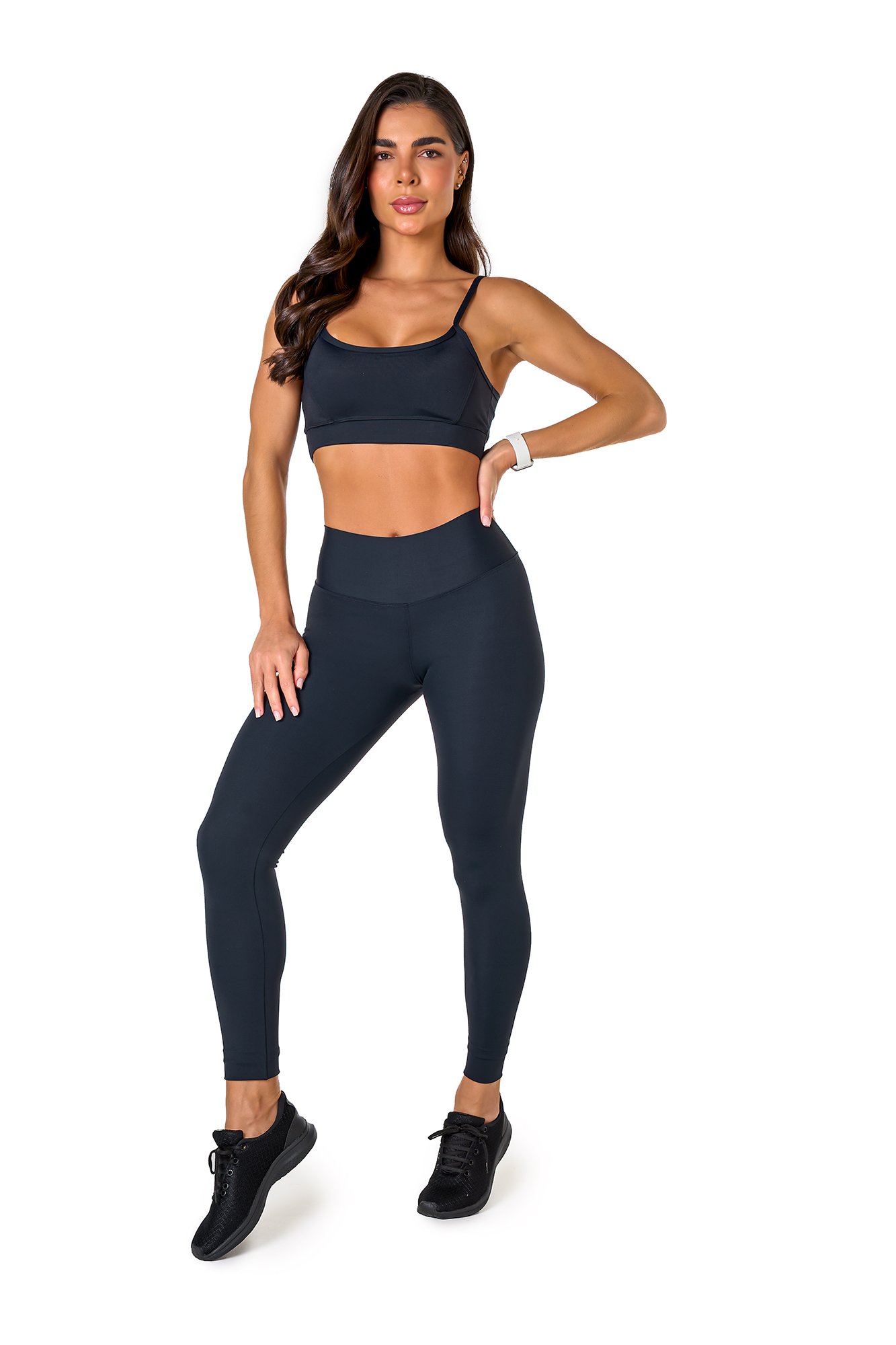 Conjunto básico preto em poliamida, projetado para conforto e mobilidade, ideal para treinos com estilo e praticidade.