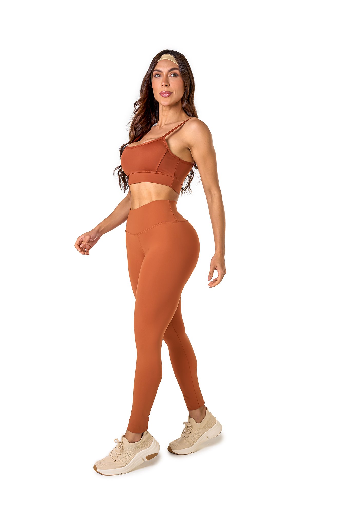 Conjunto básico marrom claro em poliamida, projetado para conforto e mobilidade, ideal para treinos com estilo e praticidade.