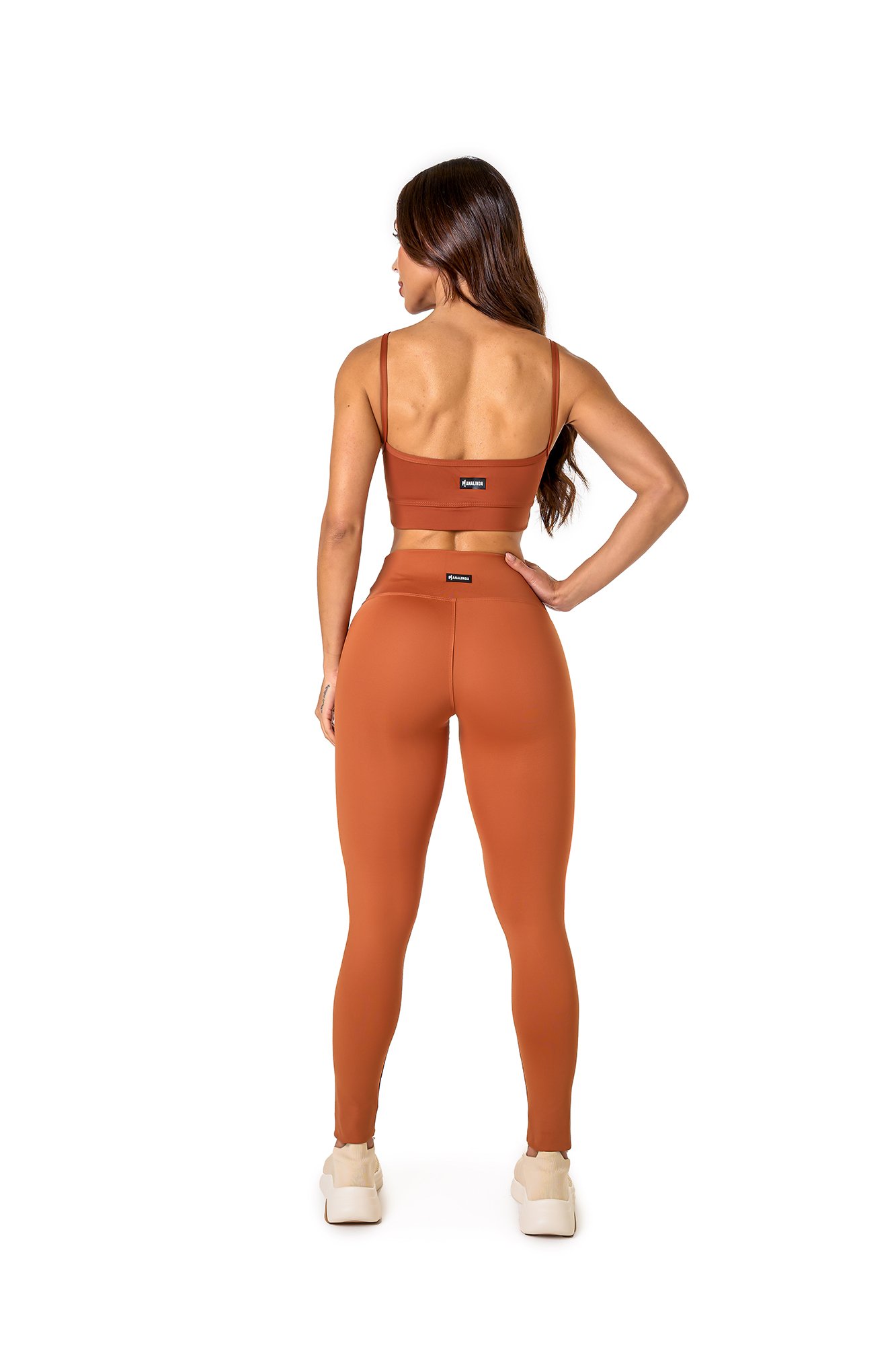 Conjunto básico marrom claro em poliamida, projetado para conforto e mobilidade, ideal para treinos com estilo e praticidade.