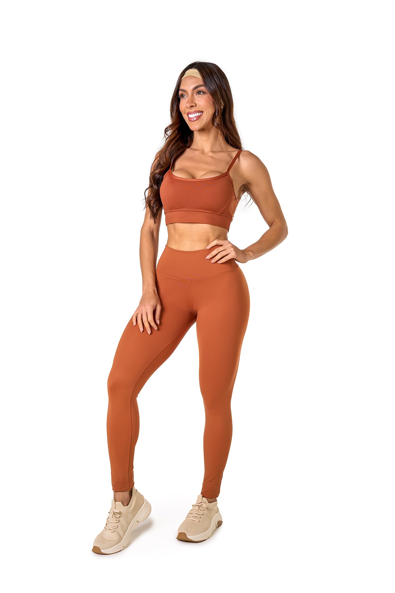 Conjunto básico marrom claro em poliamida, projetado para conforto e mobilidade, ideal para treinos com estilo e praticidade.