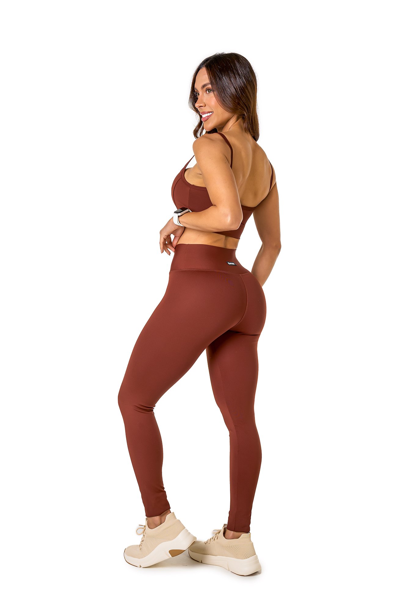 Conjunto básico marrom escuro em poliamida, projetado para conforto e mobilidade, ideal para treinos com estilo e praticidade.