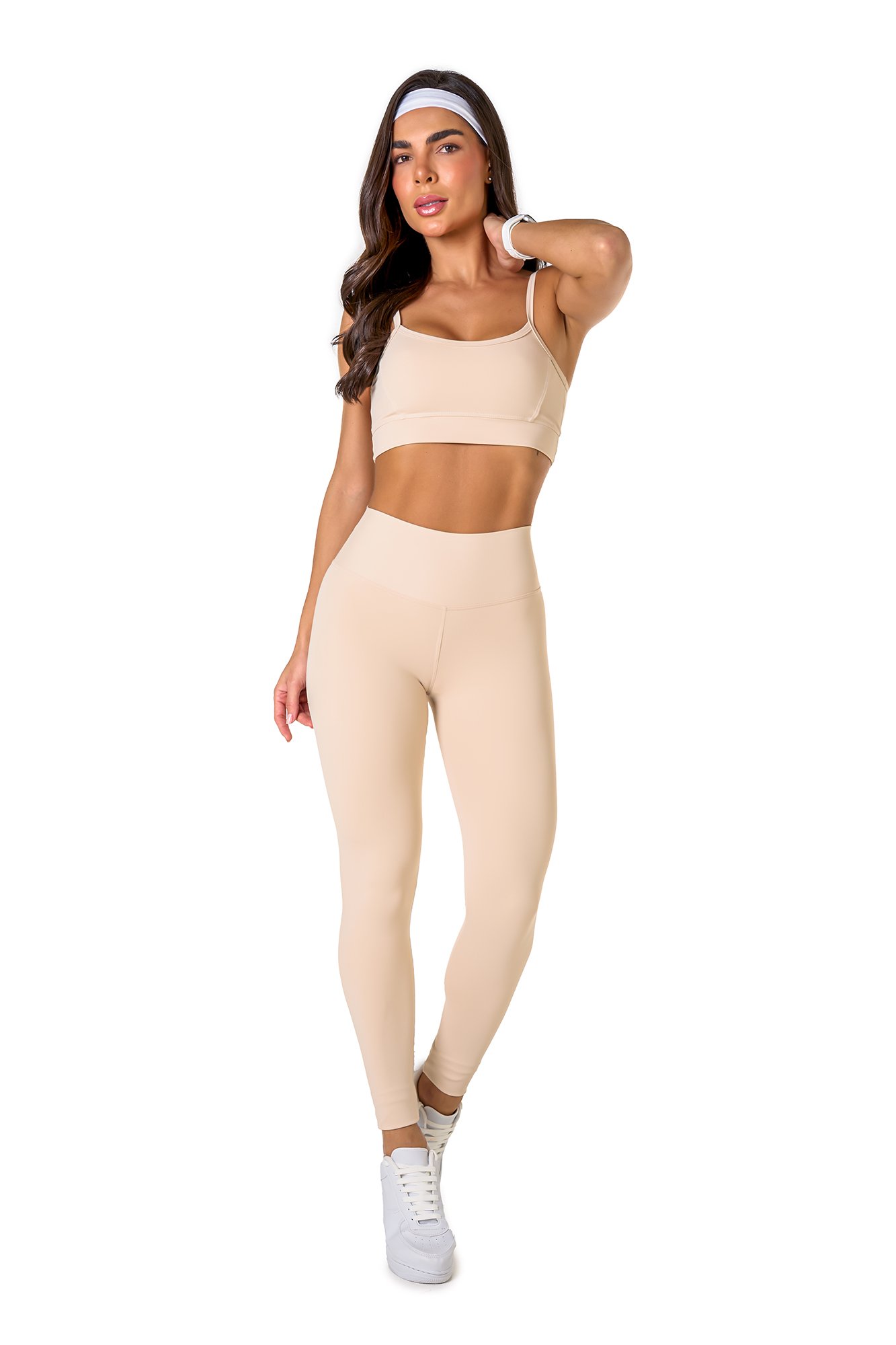 Conjunto básico off white em poliamida, projetado para conforto e mobilidade, ideal para treinos com estilo e praticidade.