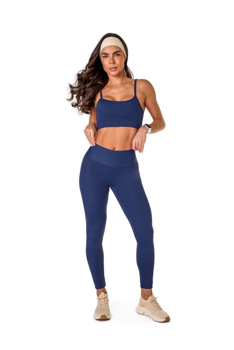 Conjunto básico azul marinho em poliamida, projetado para conforto e mobilidade, ideal para treinos com estilo e praticidade.