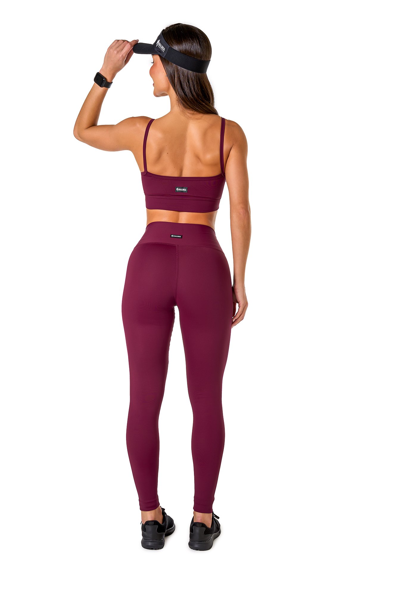 Conjunto básico roxo em poliamida, projetado para conforto e mobilidade, ideal para treinos com estilo e praticidade.