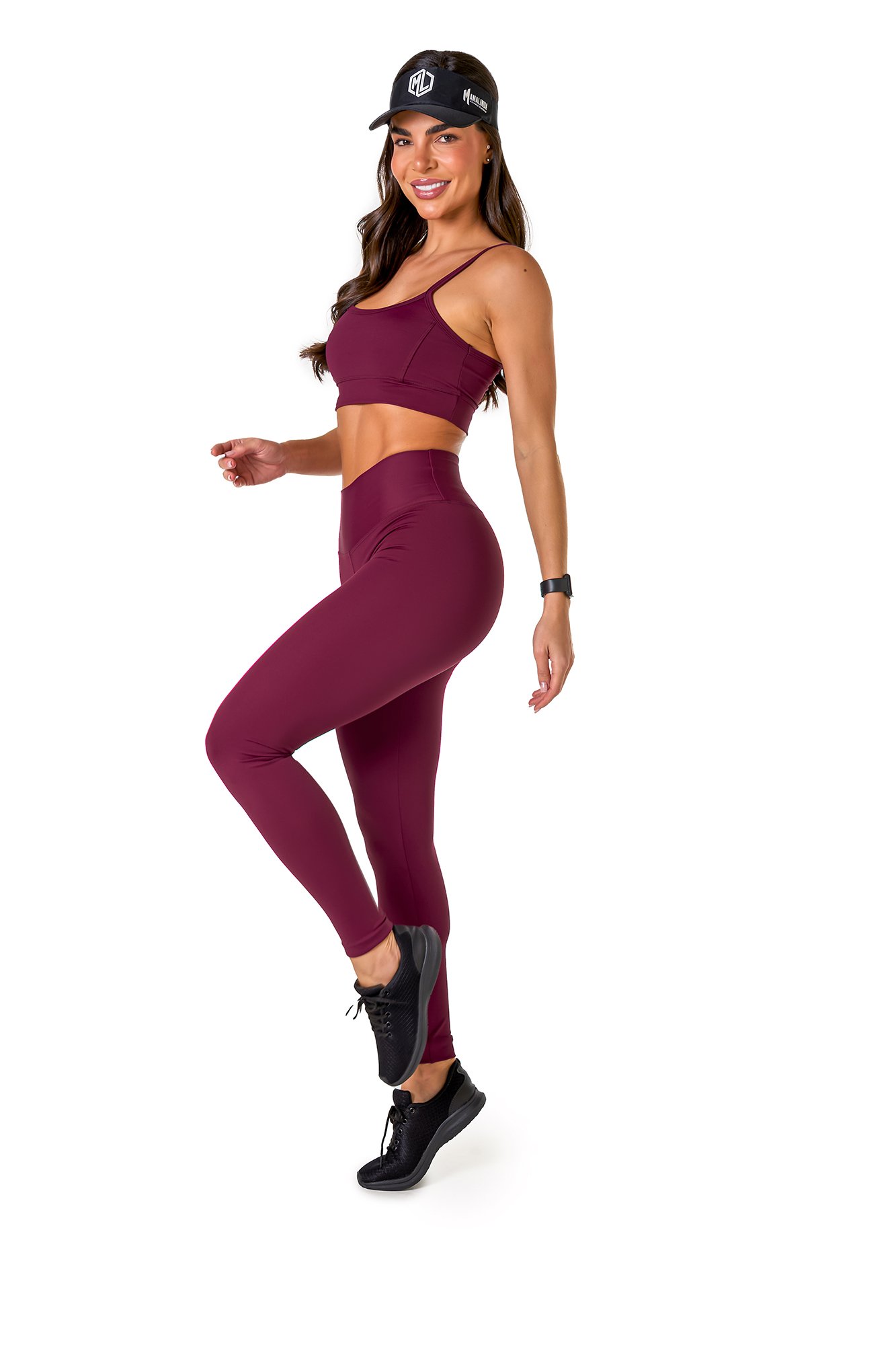 Conjunto básico roxo em poliamida, projetado para conforto e mobilidade, ideal para treinos com estilo e praticidade.