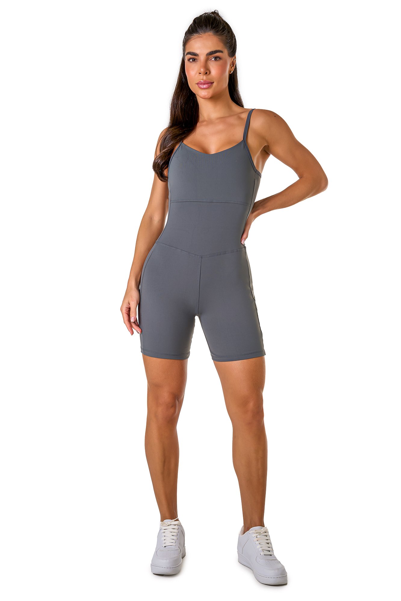 Macaquinho básico cinza em poliamida, projetado para conforto e mobilidade, ideal para treinos com estilo e praticidade.