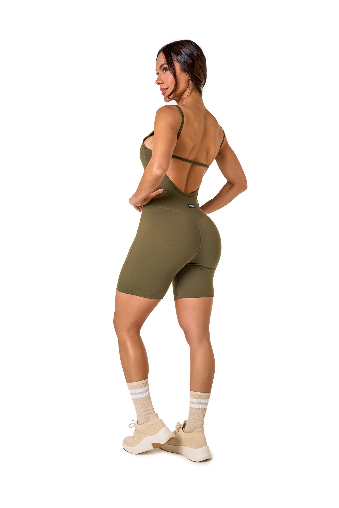 Macaquinho básico verde militar em poliamida, projetado para conforto e mobilidade, ideal para treinos com estilo e praticidade.