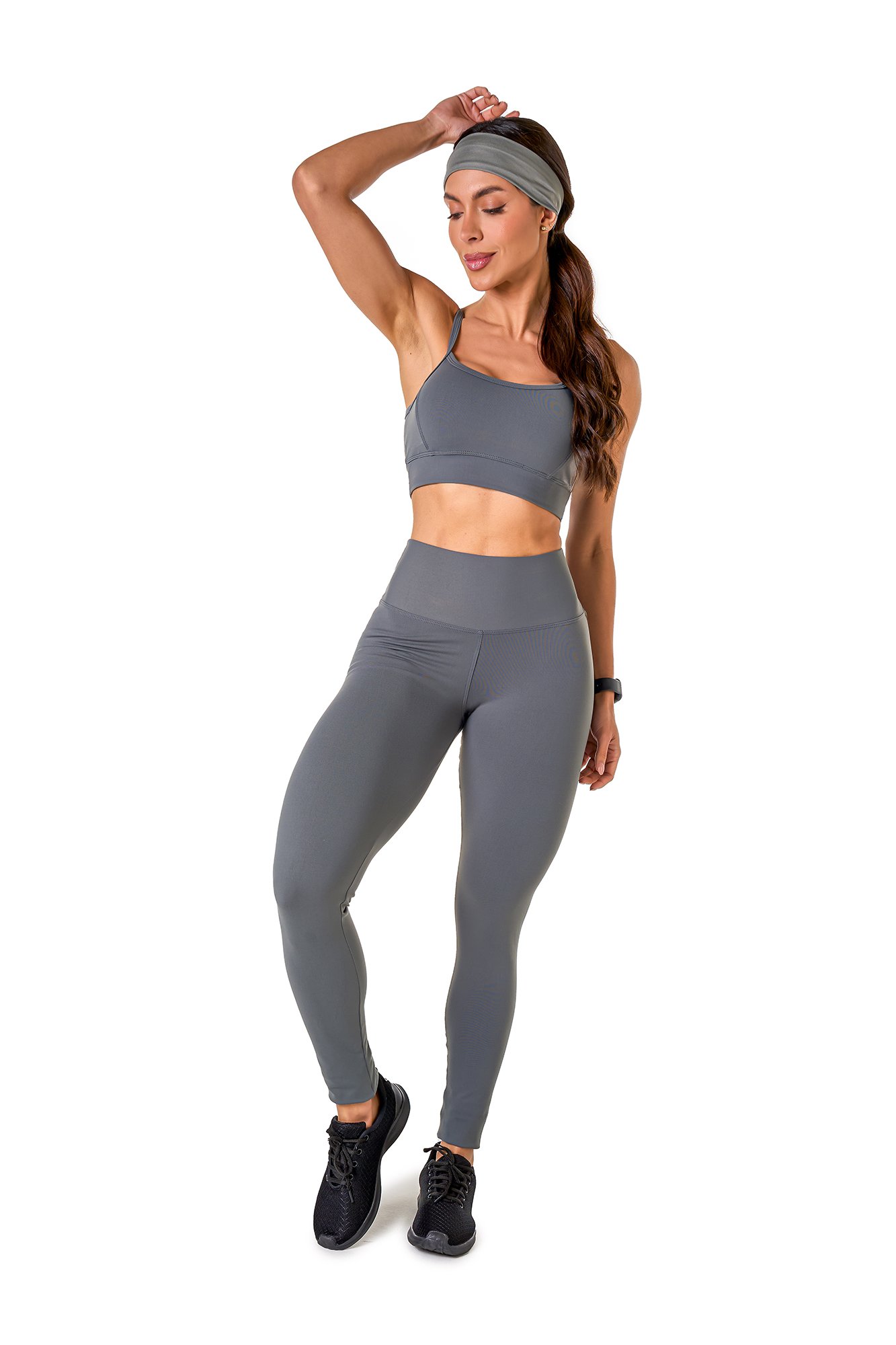 Conjunto básico cinza em poliamida, projetado para conforto e mobilidade, ideal para treinos com estilo e praticidade.