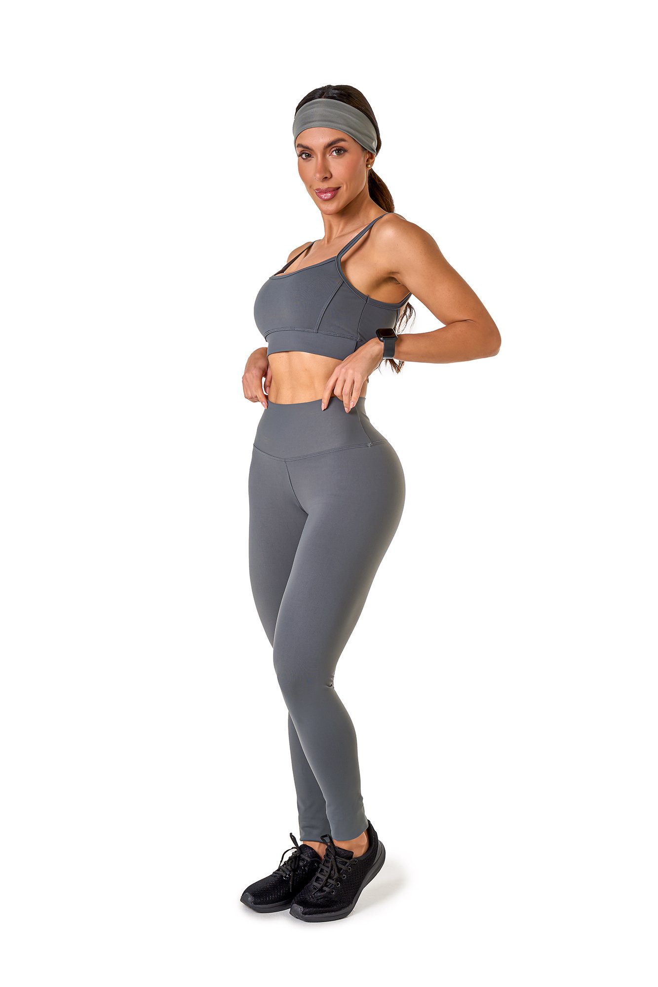 Conjunto básico cinza em poliamida, projetado para conforto e mobilidade, ideal para treinos com estilo e praticidade.