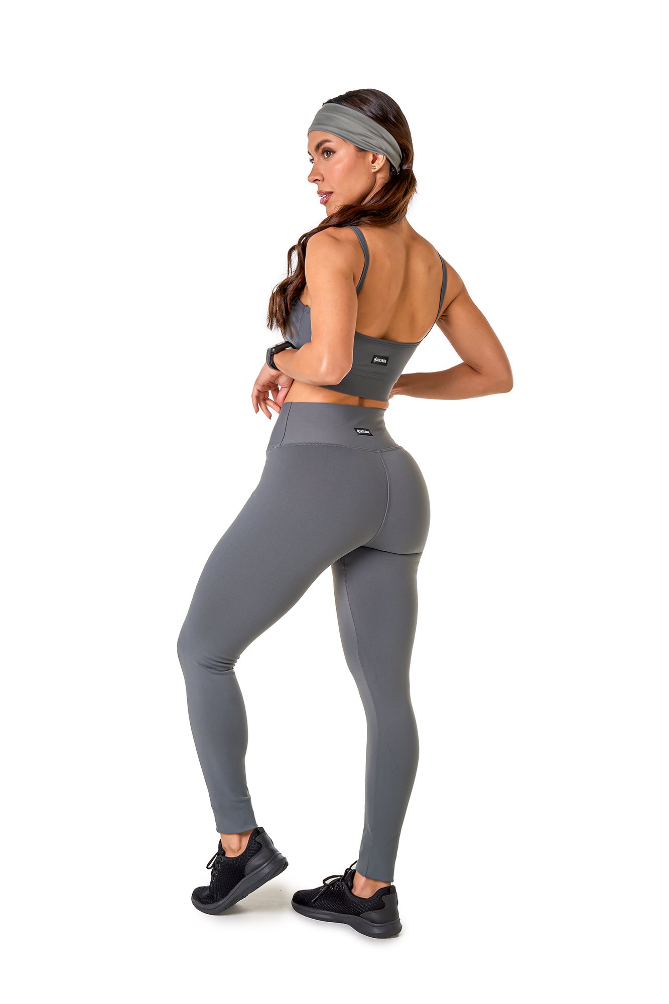 Conjunto básico cinza em poliamida, projetado para conforto e mobilidade, ideal para treinos com estilo e praticidade.