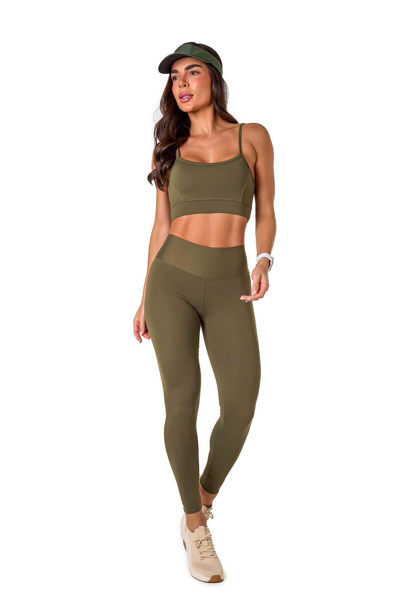 Conjunto Básico Verde Militar em Poliamida Conjunto básico verde militar em poliamida, projetado para conforto e mobilidade, ideal para treinos com estilo e praticidade.