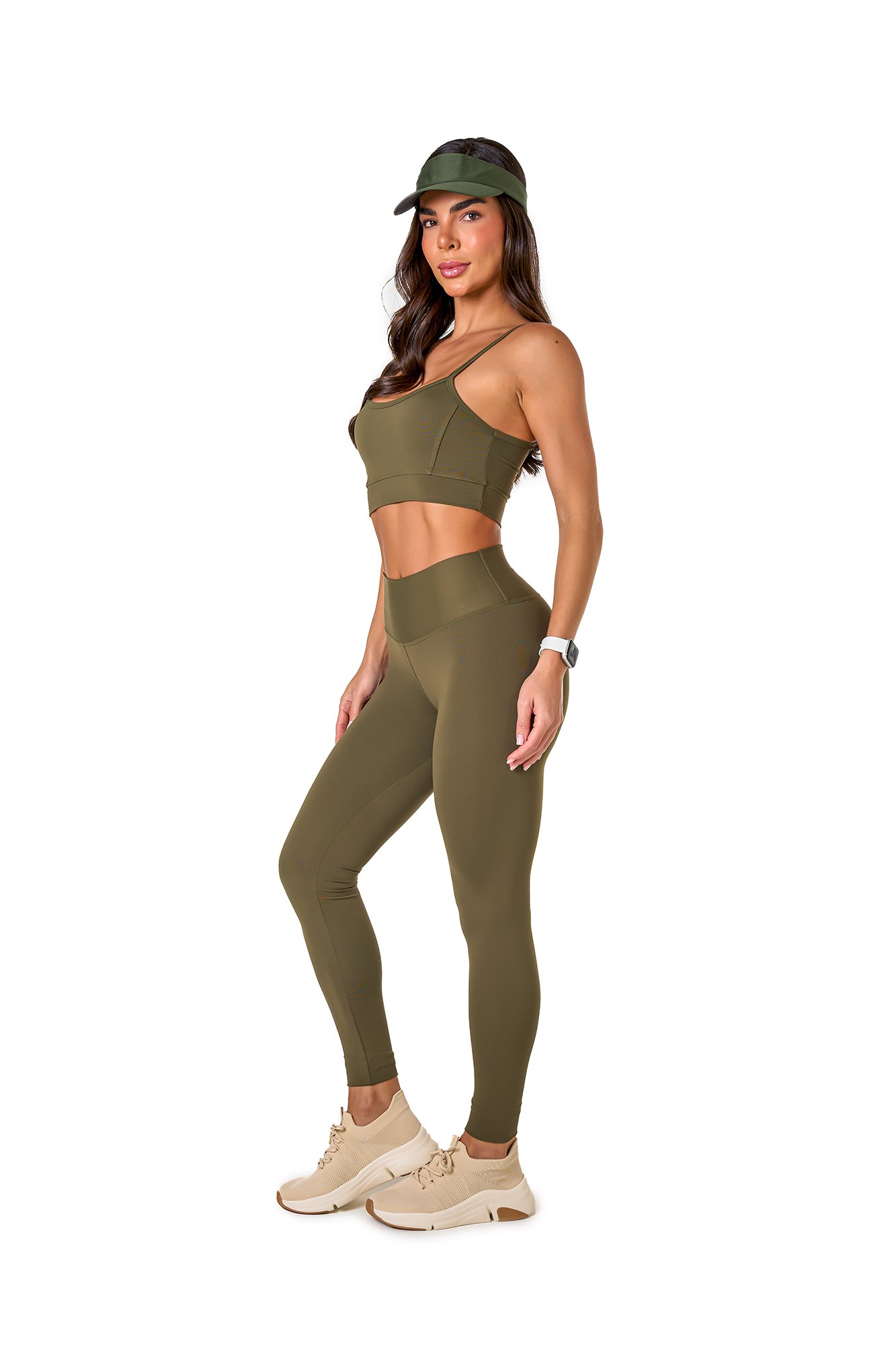 Conjunto Básico Verde Militar em Poliamida Conjunto básico verde militar em poliamida, projetado para conforto e mobilidade, ideal para treinos com estilo e praticidade.