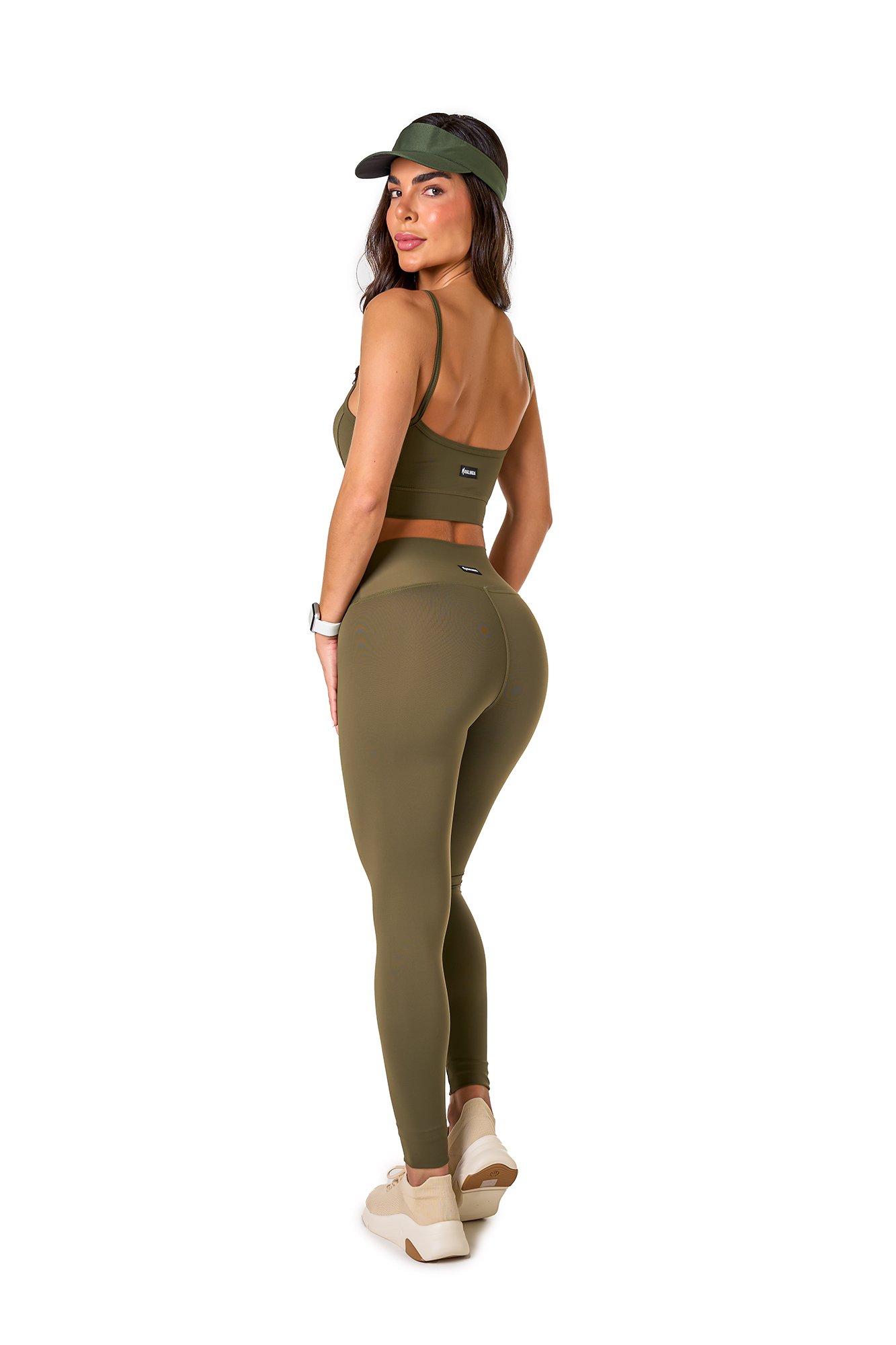 Conjunto Básico Verde Militar em Poliamida Conjunto básico verde militar em poliamida, projetado para conforto e mobilidade, ideal para treinos com estilo e praticidade.