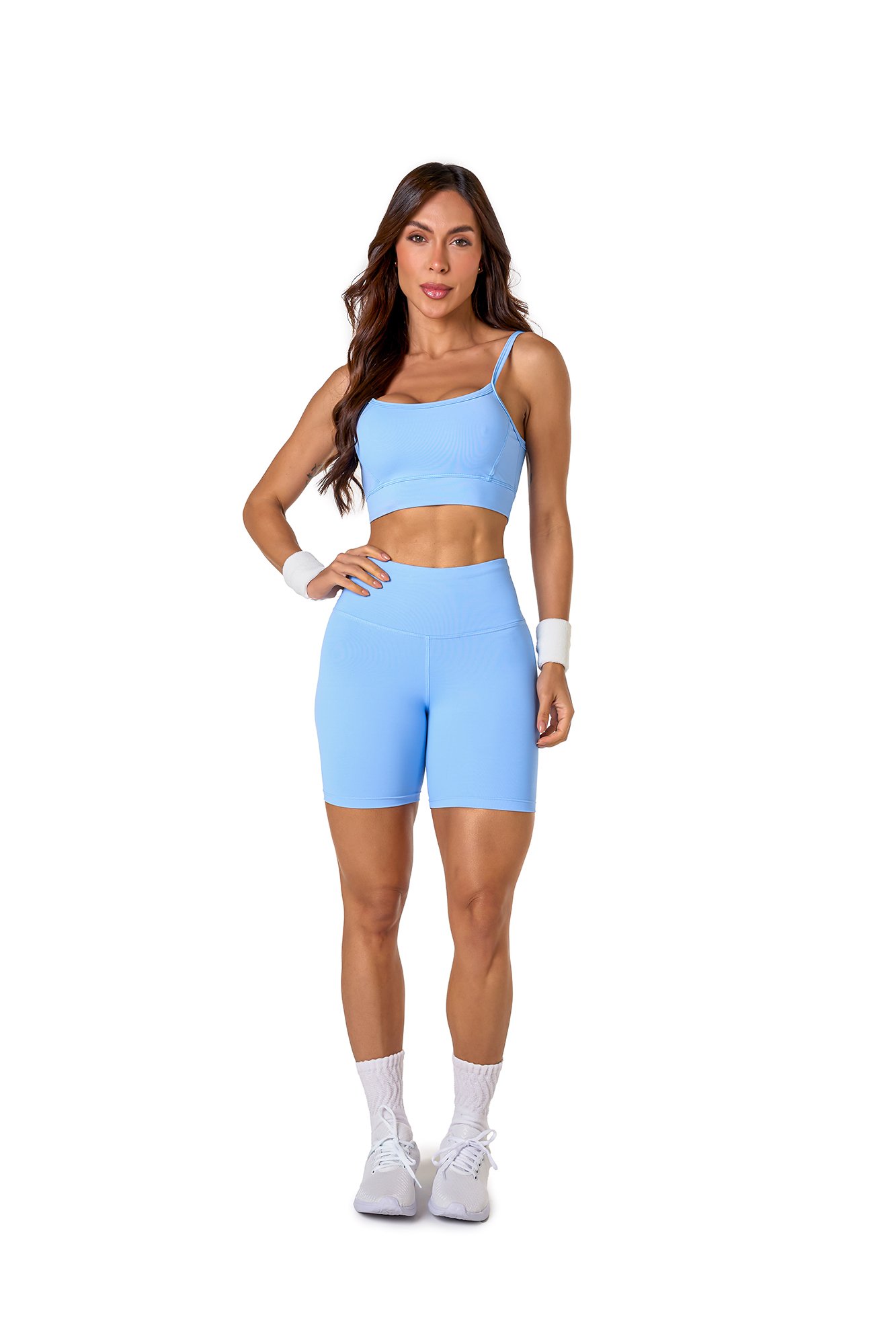 Conjunto bermuda básica azul claro em poliamida, projetado para conforto e mobilidade, ideal para treinos com estilo e praticidade.