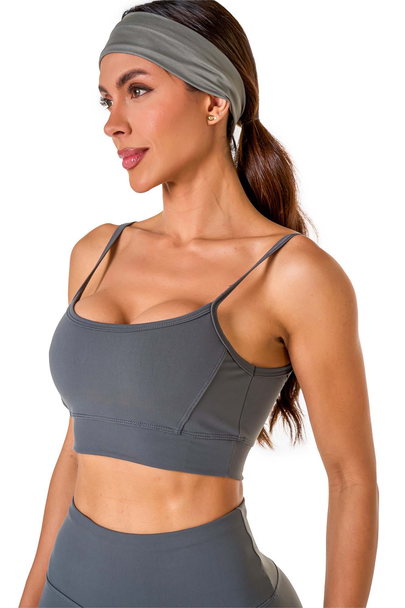 Top básico cinza em poliamida, projetado para conforto e mobilidade, ideal para treinos com estilo e praticidade.