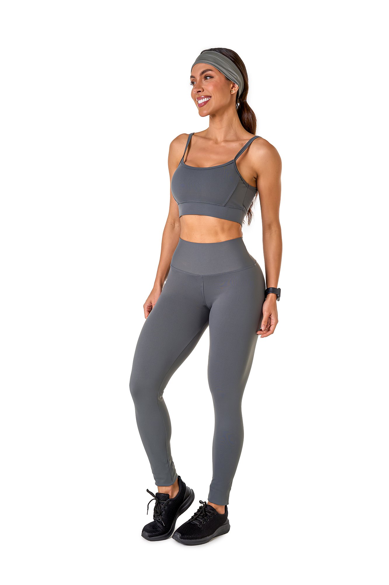 Conjunto básico cinza em poliamida, projetado para conforto e mobilidade, ideal para treinos com estilo e praticidade.