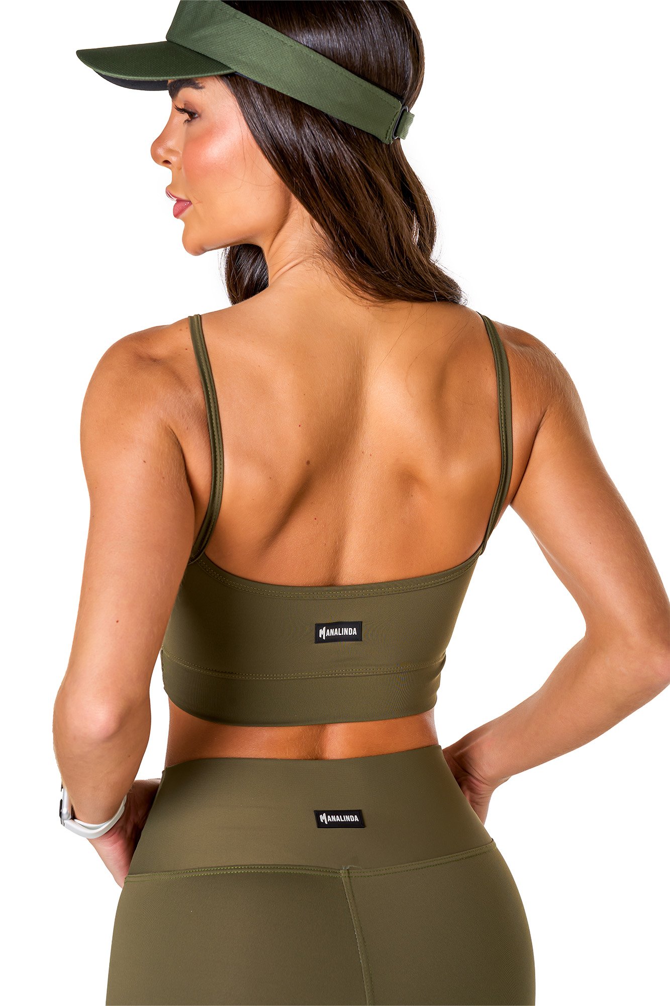 Top básico verde militar em poliamida, projetado para conforto e mobilidade, ideal para treinos com estilo e praticidade.