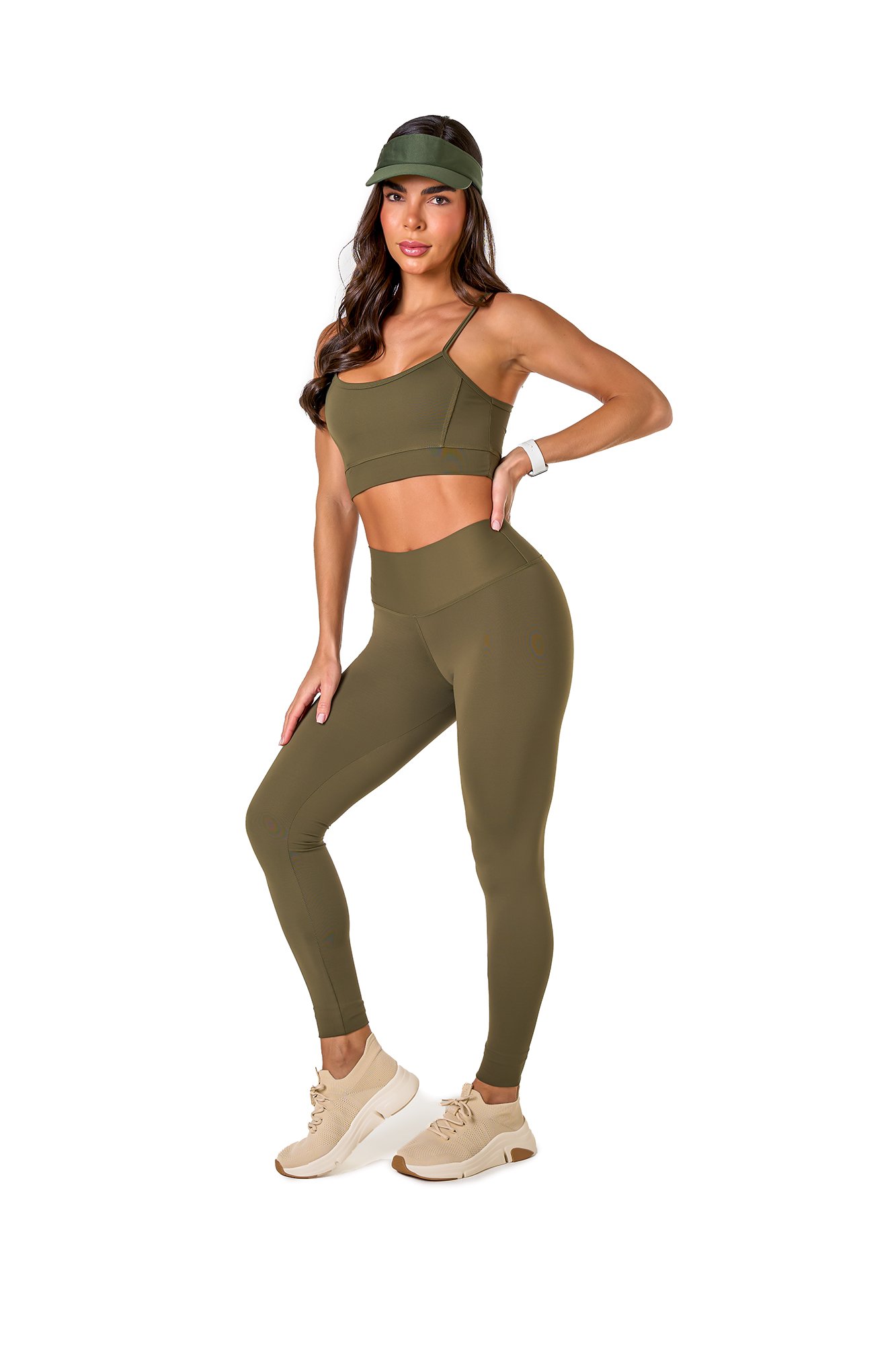 Conjunto básico verde militar em poliamida, projetado para conforto e mobilidade, ideal para treinos com estilo e praticidade.