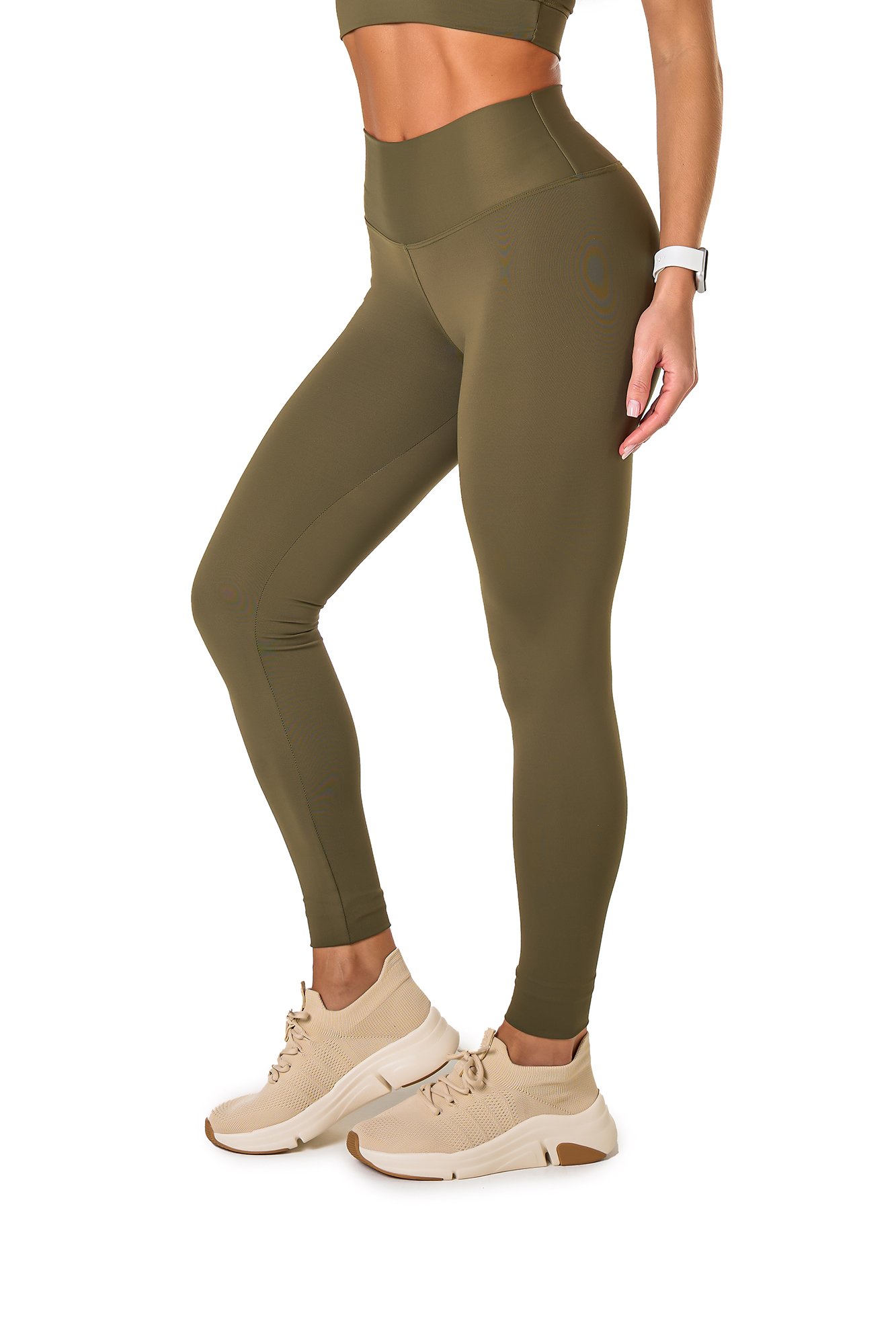 Legging básica verde militar em poliamida, projetado para conforto e mobilidade, ideal para treinos com estilo e praticidade.