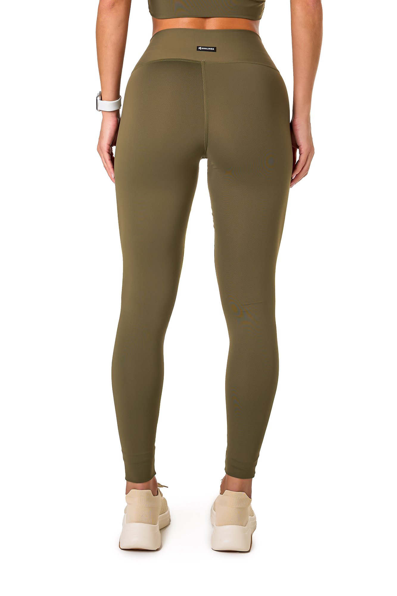 Legging básica verde militar em poliamida, projetado para conforto e mobilidade, ideal para treinos com estilo e praticidade.