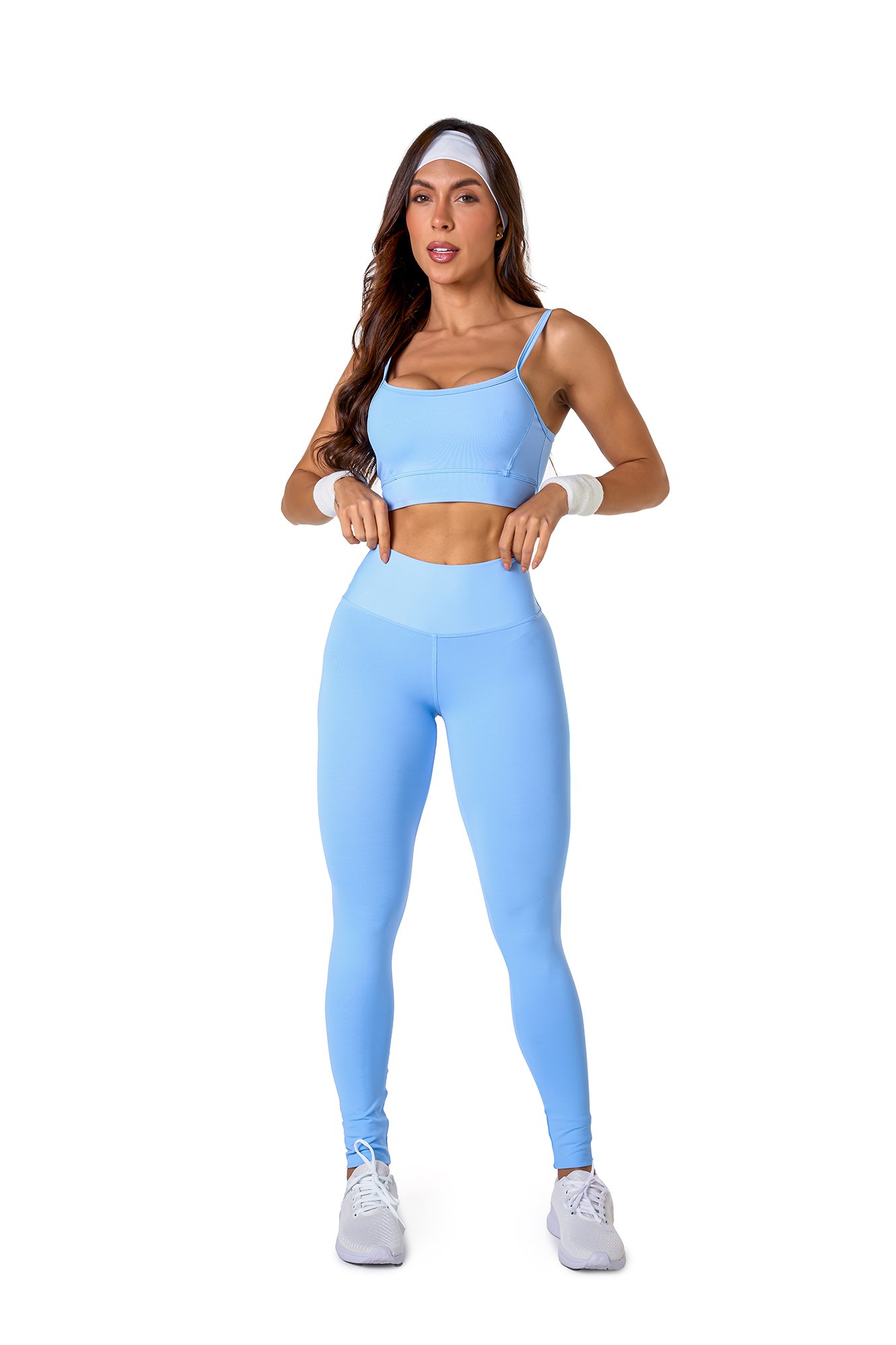 Conjunto básico azul claro em poliamida, projetado para conforto e mobilidade, ideal para treinos com estilo e praticidade.
