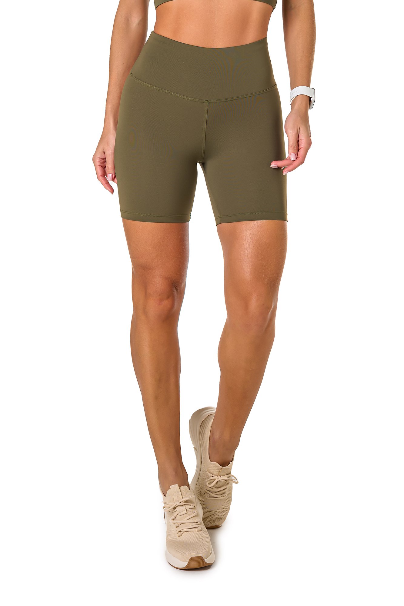 Bermuda básica verde militar em poliamida, projetado para conforto e mobilidade, ideal para treinos com estilo e praticidade.