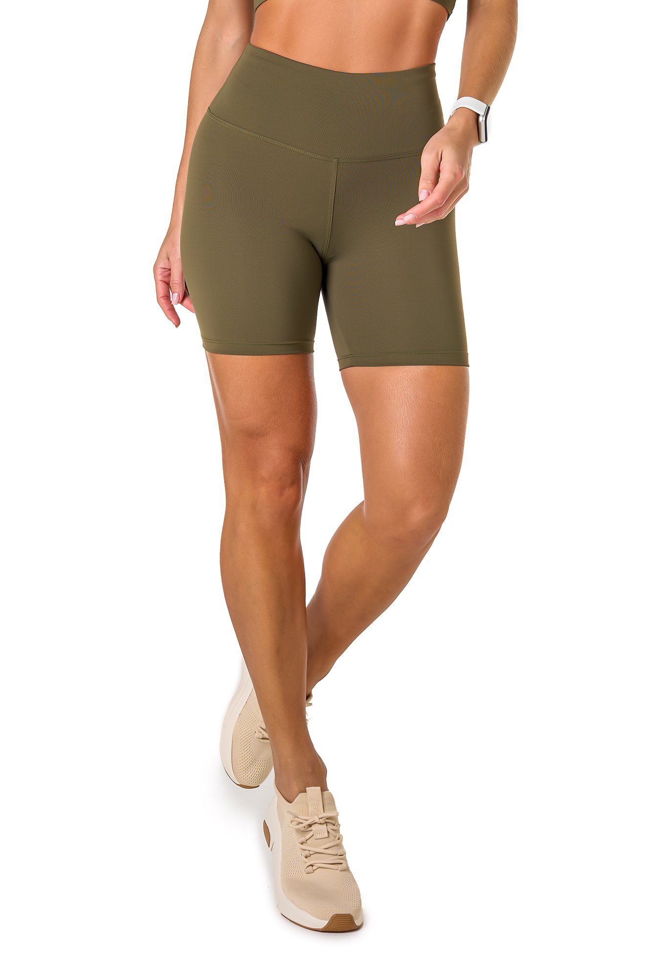 Bermuda básica verde militar em poliamida, projetado para conforto e mobilidade, ideal para treinos com estilo e praticidade.