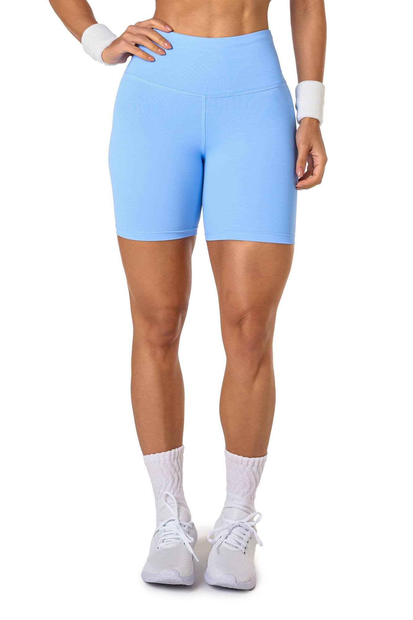 Bermuda básica azul claro em poliamida, projetado para conforto e mobilidade, ideal para treinos com estilo e praticidade.