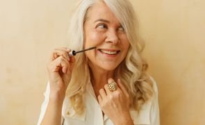 mulher idosa passando rimel mulher idosa passando rimel