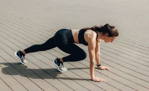 mulher fazendo exercicio em chao mulher fazendo exercicio em chao