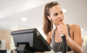 mulher fazendo cardio de fone de ouvido