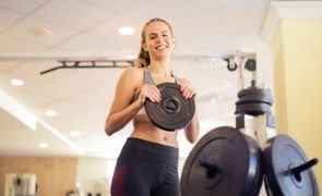 mulher segurando anilha