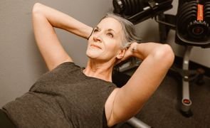 idosa treinando em academia