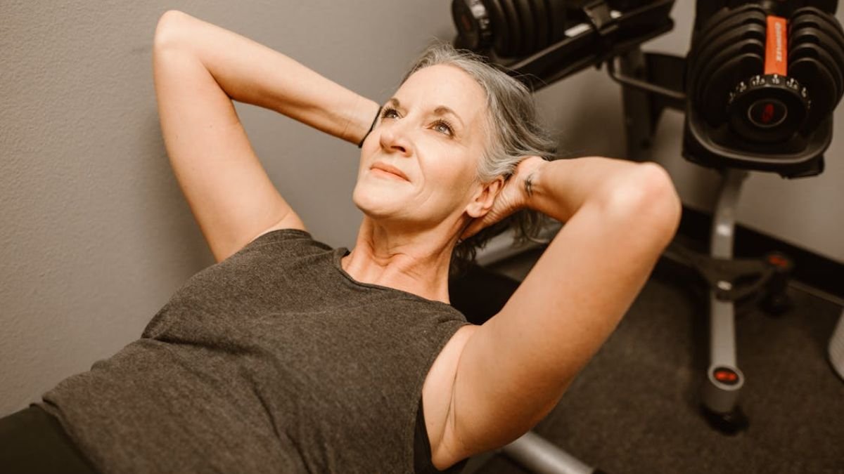 idosa treinando em academia