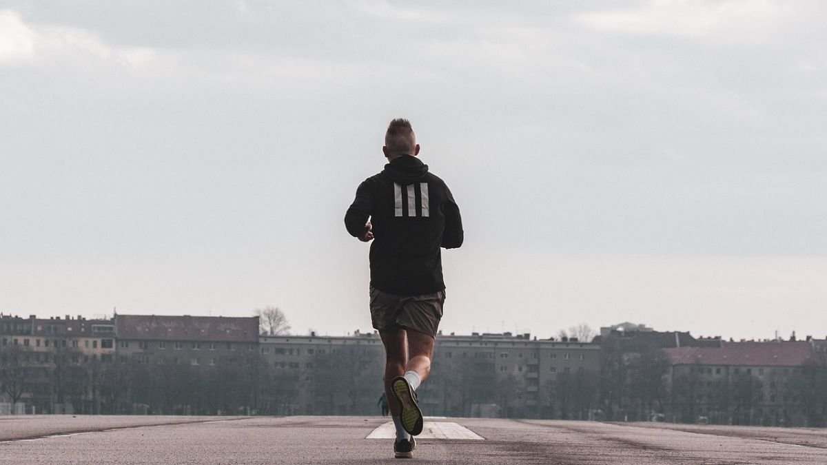 homem correndo em estrada