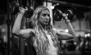 mulher treinando ombro