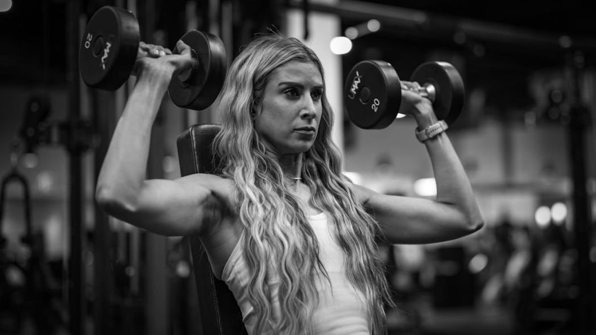 mulher treinando ombro